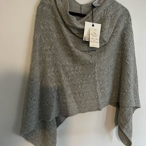 Cashmere Grey poncho cable knit. One size